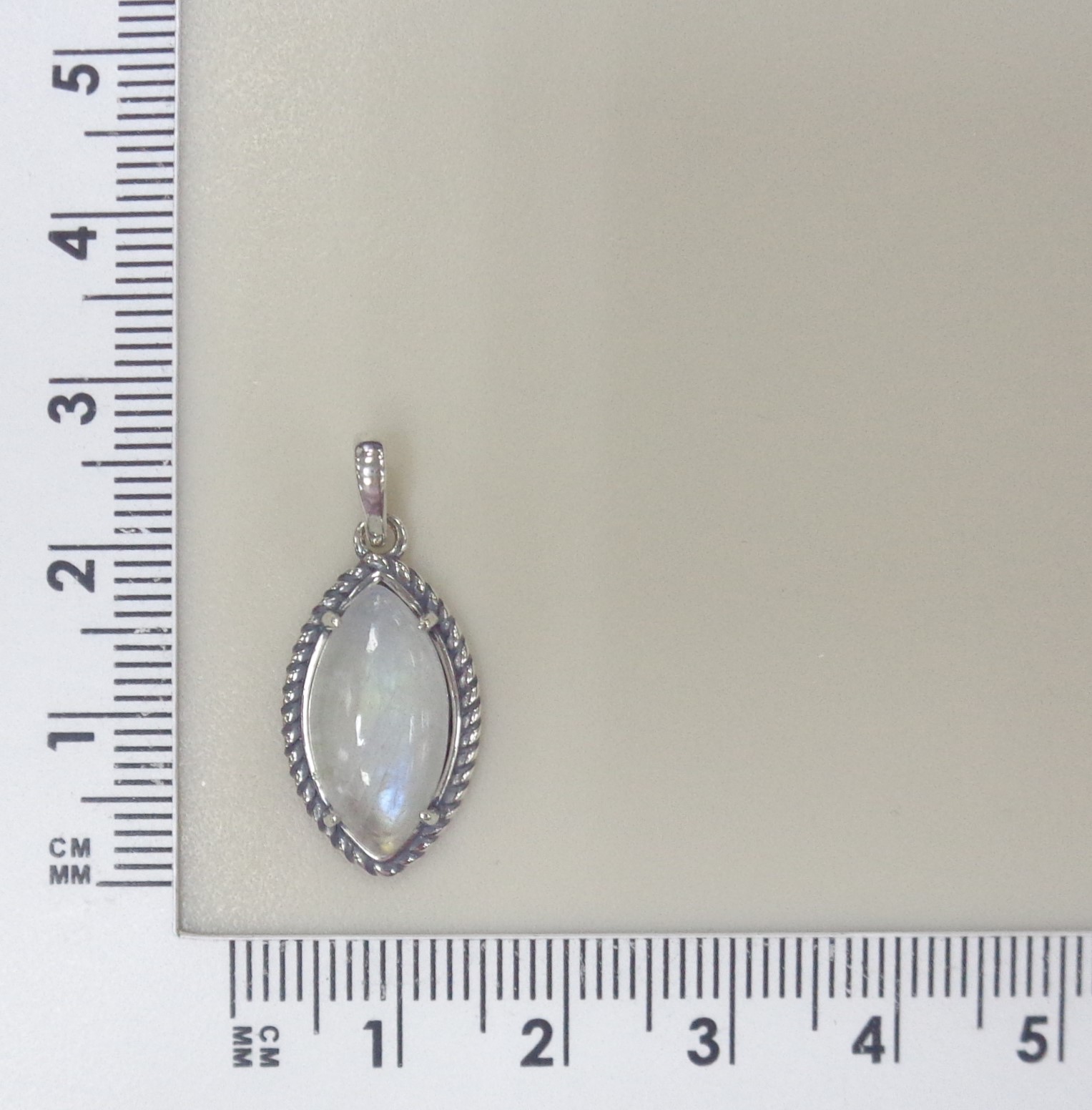 Серебряная подвеска с лунным камнем